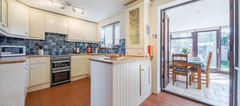 Pickles Cottage - sleeps 8 guests in 4 bedrooms