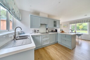 فرن، غسالة أطباق، ماكينة لصنع القهوة/الشاي