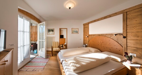 2 habitaciones, tabla de planchar con plancha y ropa de cama 