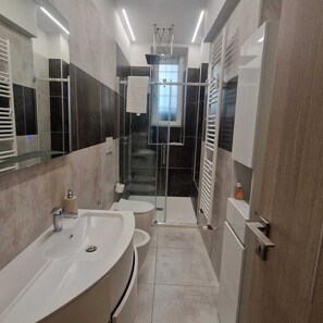 Dusche, Haartrockner, Bidet, Handtücher