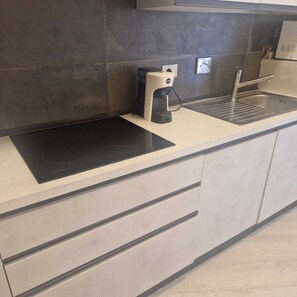 Kühlschrank, Mikrowelle, Ofen, Herdplatte