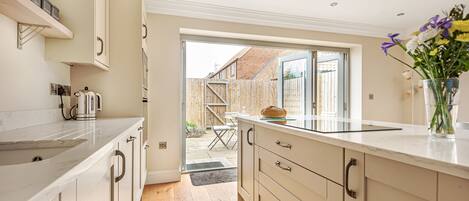 Een koelkast, een magnetron, een oven, een kookplaat