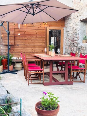Outdoor dining - Country-Style House in the Heart of Catalonia (Avinyó)