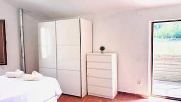 Een strijkplank/strijkijzer, wifi, beddengoed