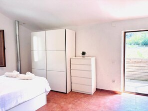 Een strijkplank/strijkijzer, wifi, beddengoed