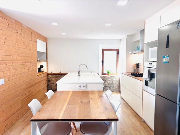 Een koelkast, een magnetron, een oven, een kookplaat