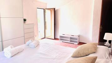 Tabla de planchar con plancha, wifi y ropa de cama