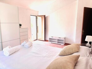 4 bedrooms, iron/ironing board, WiFi, bed sheets - Country-Style House in the Heart of Catalonia (Avinyó)