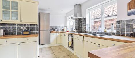 Frigorífico, microondas, horno y lavavajillas