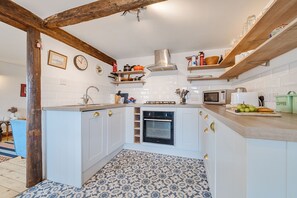 Fridge, microwave, oven, stovetop - Quayside - sleeps 4 guests  in 2 bedrooms (Wells-next-the-Sea)