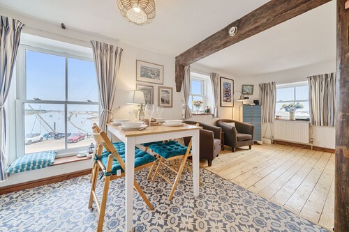 Quayside - sleeps 4 guests  in 2 bedrooms