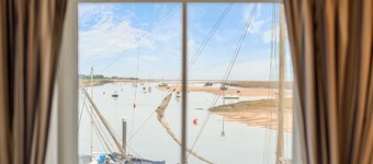 Quayside - sleeps 4 guests  in 2 bedrooms