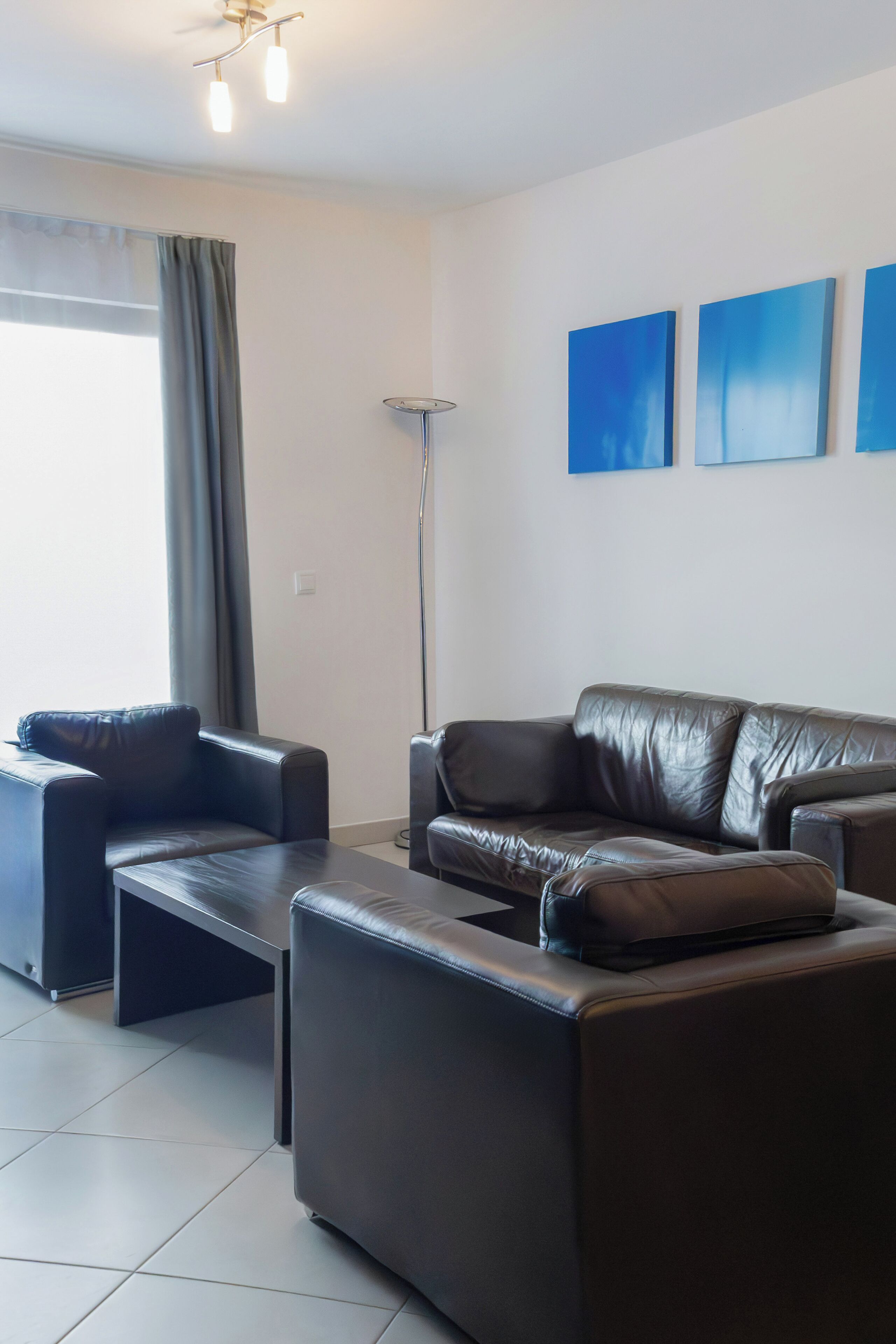 Minibar, coffres-forts dans les chambres, bureau, rideaux occultants