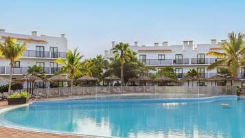 Außenpool, Sonnenschirme, Liegestühle