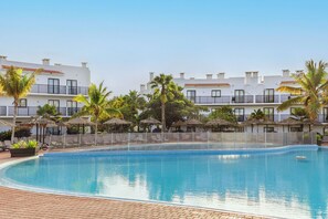 Outdoor pool, pool umbrellas, pool loungers - Sol Dunas Family Fun (Sal)