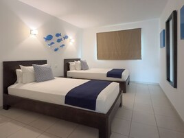 Minibar, caja fuerte, escritorio y cortinas opacas