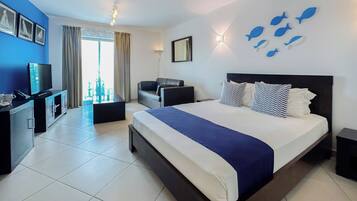 Minibar, Zimmersafe, Schreibtisch, Verdunkelungsvorhänge