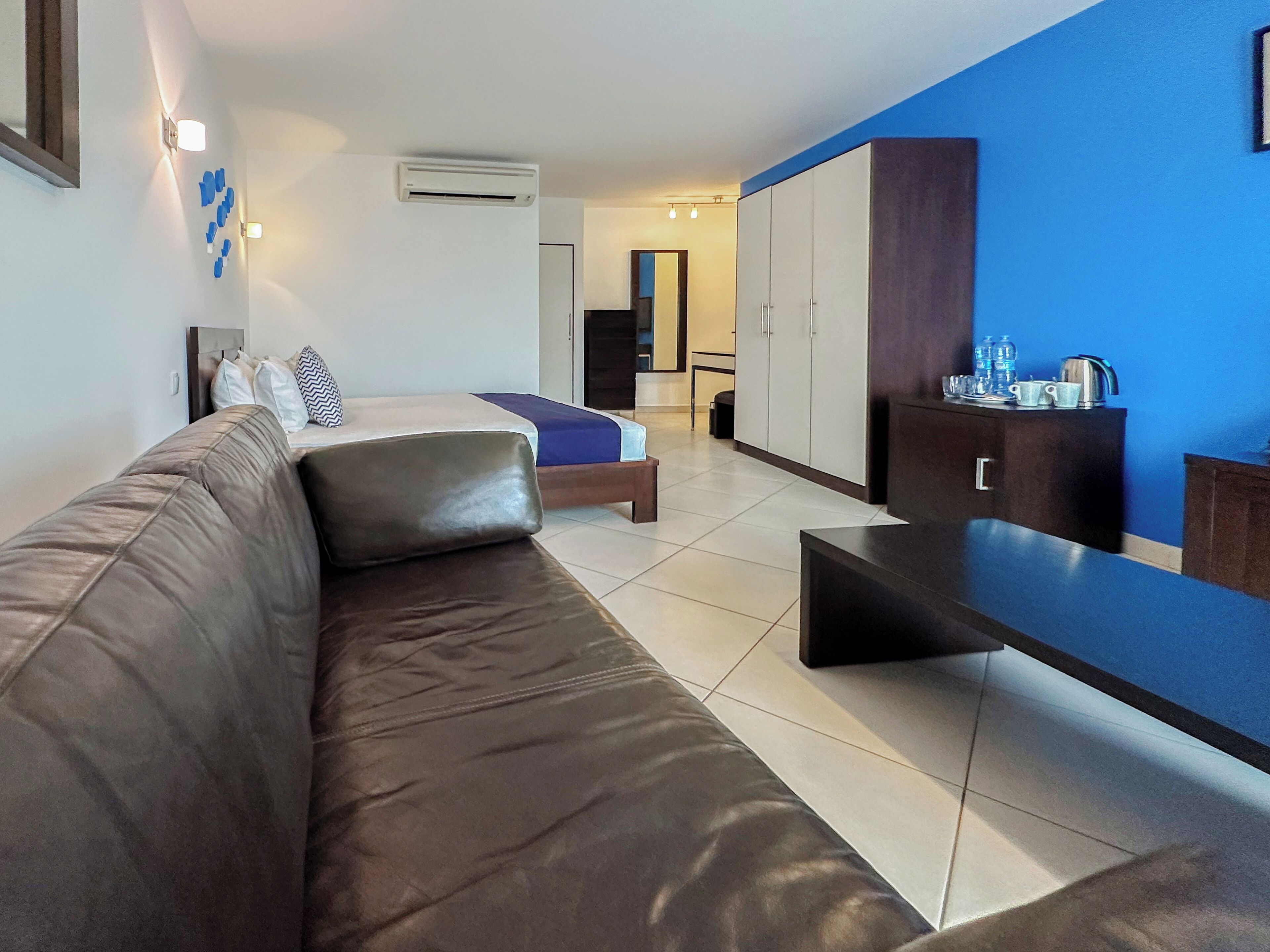 Minibar, coffres-forts dans les chambres, bureau, rideaux occultants