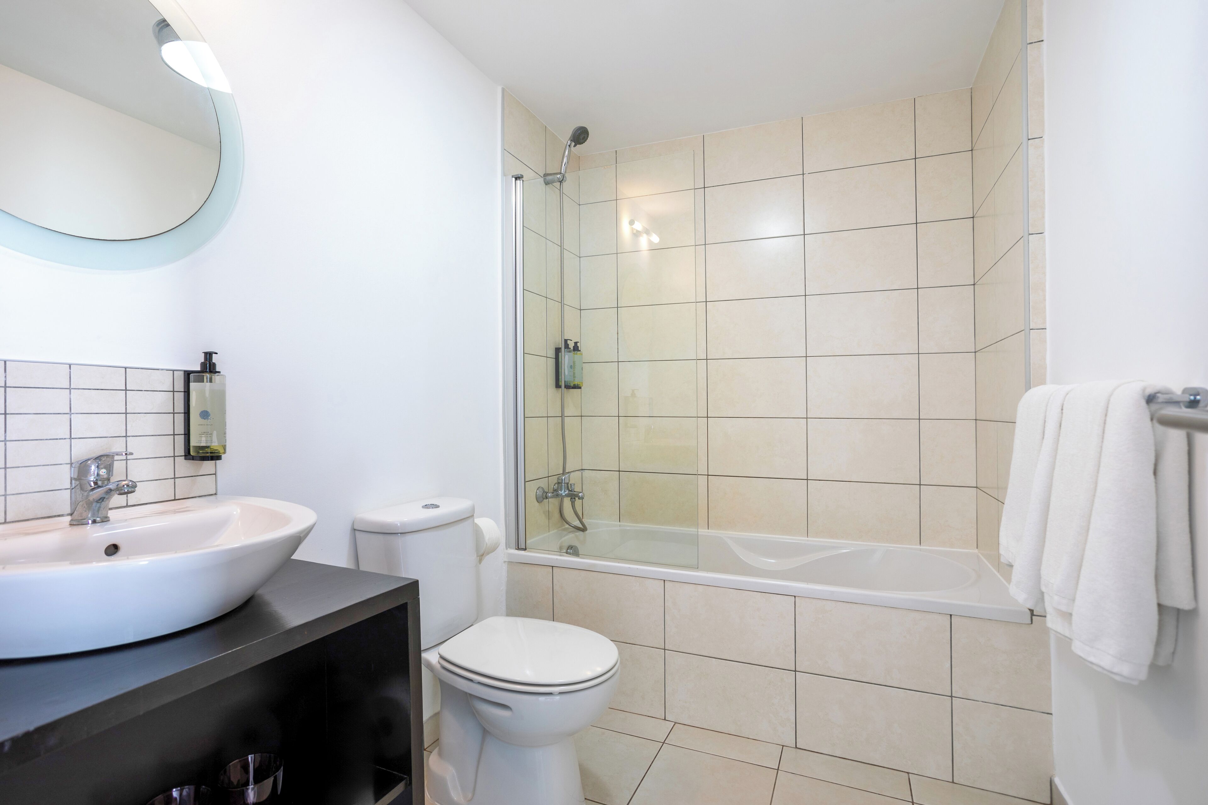Un baño con lavabo, inodoro y ducha.