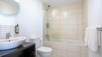 Un baño con lavabo, inodoro y ducha.