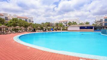 Außenpool, Sonnenschirme, Liegestühle