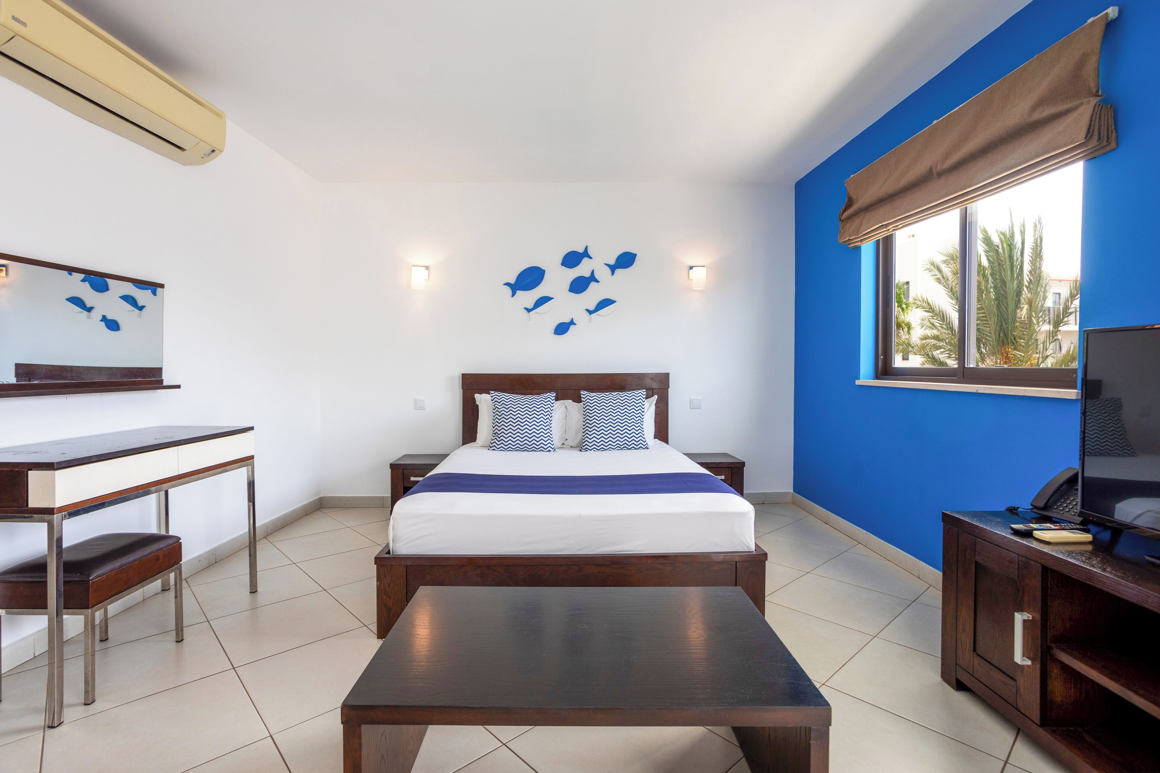 Rom, balkong (Sol) | Minibar, safe på rommet, skrivebord og blendingsgardiner