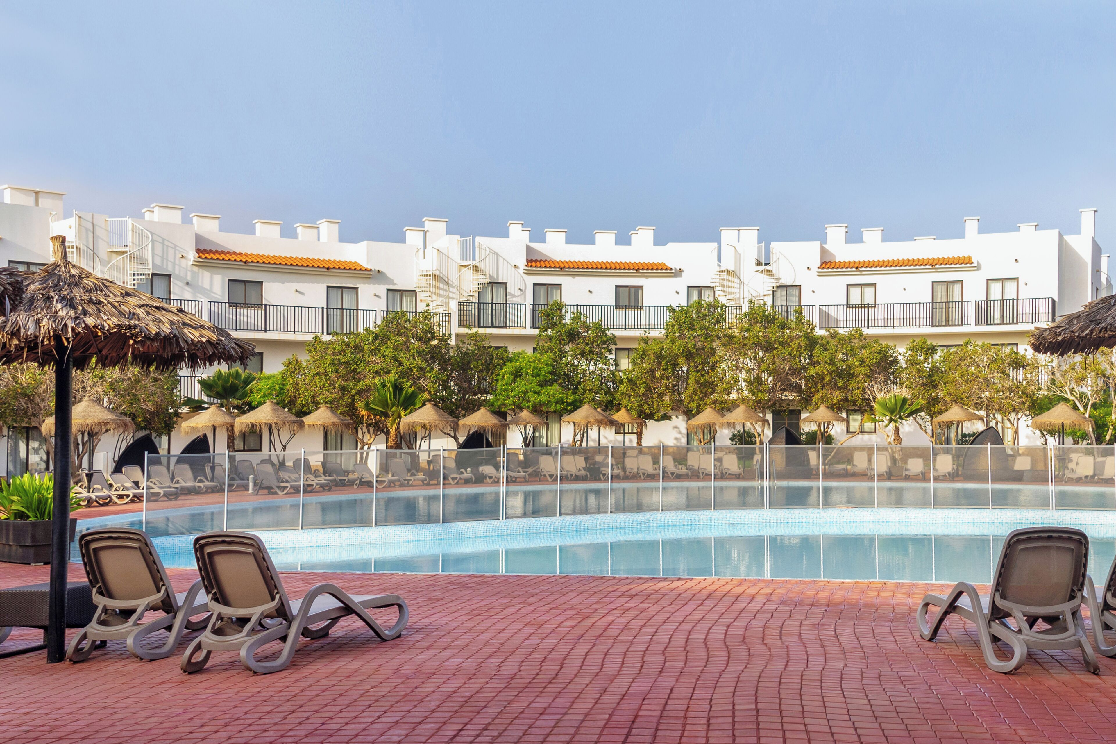 Piscine extérieure, parasols de plage, chaises longues