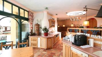 Kühlschrank, Mikrowelle, Herdplatte, Wasserkocher mit Kaffee-/Teezubehör