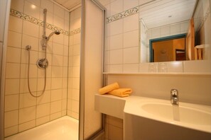 Douche, sèche-cheveux, serviettes fournies