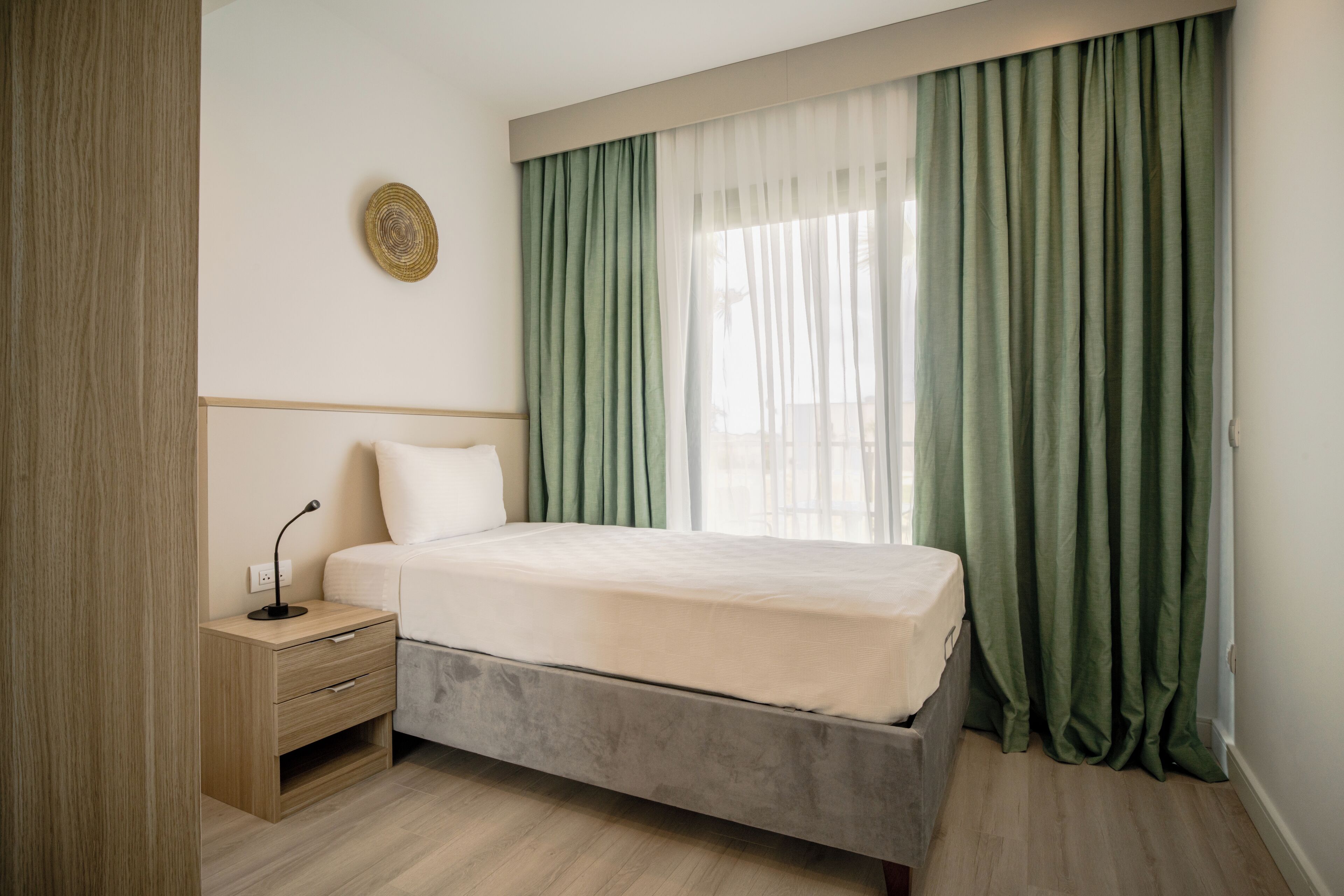 Een kluis op de kamer, een laptopwerkplek, verduisterende gordijnen