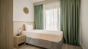 Een kluis op de kamer, een laptopwerkplek, verduisterende gordijnen