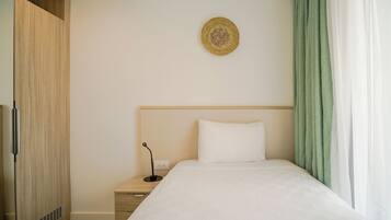 Een kluis op de kamer, een laptopwerkplek, verduisterende gordijnen