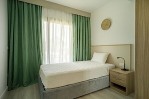 In-room safe, laptop workspace, blackout drapes, free WiFi - Hotel The Hub (San Rafael del Yuma)
