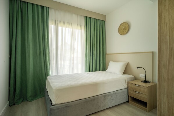 Caja fuerte, espacio para trabajar con un portátil, cortinas opacas