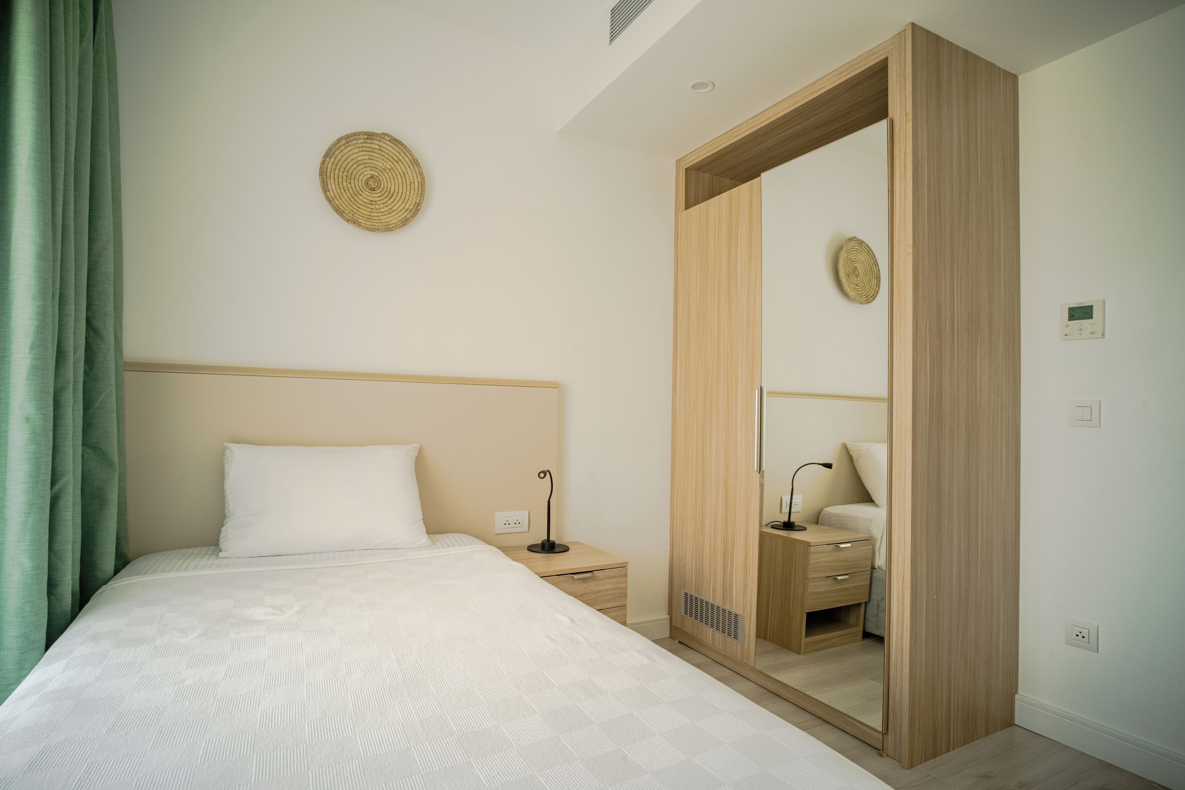 Een kluis op de kamer, een laptopwerkplek, verduisterende gordijnen