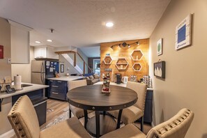 Dining - Cozy 1-bedroom king condo w/fireplace in Snowshoe. Walk to slopes! (Snowshoe)