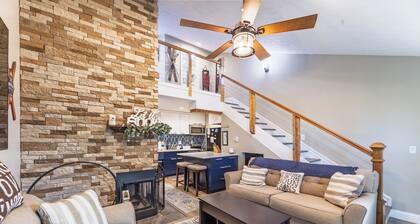 Cozy 1-bedroom king condo w/fireplace in Snowshoe. Walk to slopes!