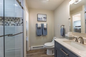 Shower, towels, soap, shampoo - Cozy 1-bedroom king condo w/fireplace in Snowshoe. Walk to slopes! (Snowshoe)