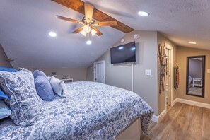 1 bedroom, free WiFi, bed sheets - Cozy 1-bedroom king condo w/fireplace in Snowshoe. Walk to slopes! (Snowshoe)