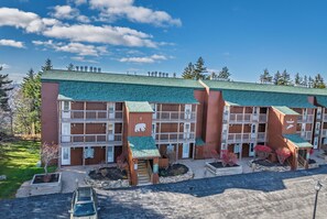 Exterior - Cozy 1-bedroom king condo w/fireplace in Snowshoe. Walk to slopes! (Snowshoe)