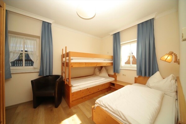3 bedrooms, iron/ironing board, WiFi, bed sheets