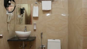 Toallas, jabón, shampoo, papel de baño
