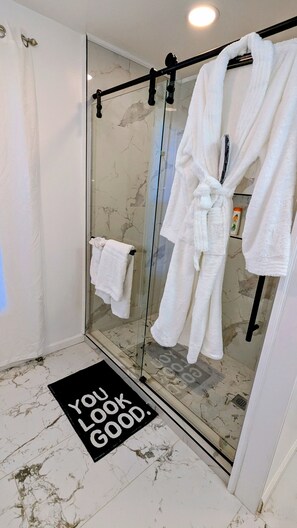 Toallas, jabón, papel de baño