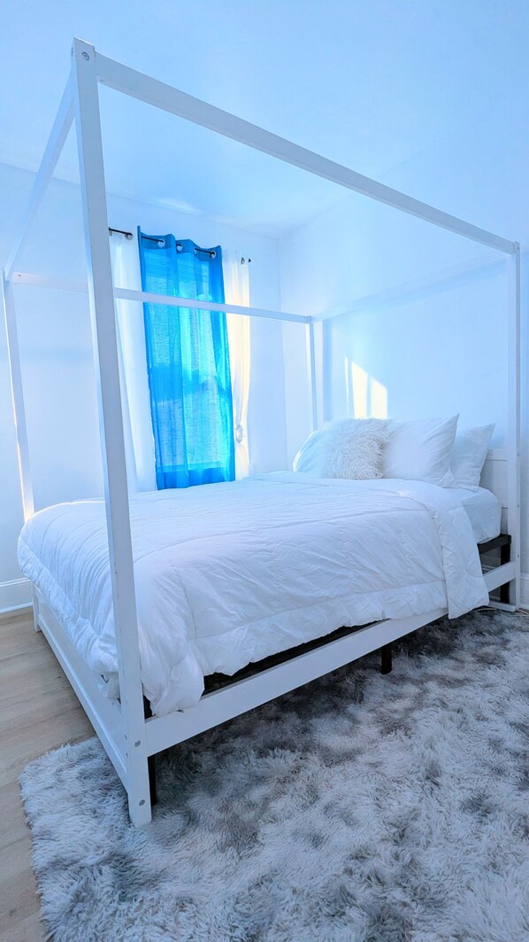 3 bedrooms, iron/ironing board, WiFi, bed sheets