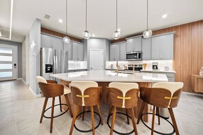 Mikrobølgeovn, ovn, kokeplater og oppvaskmaskin