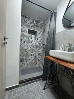 Sèche-cheveux, serviettes fournies, savon, papier toilette