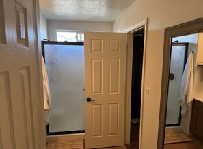 シャワー、ヘアドライヤー、タオル、石鹸