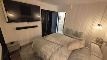 1 slaapkamer, een strijkplank/strijkijzer, reisbedje, gratis wifi