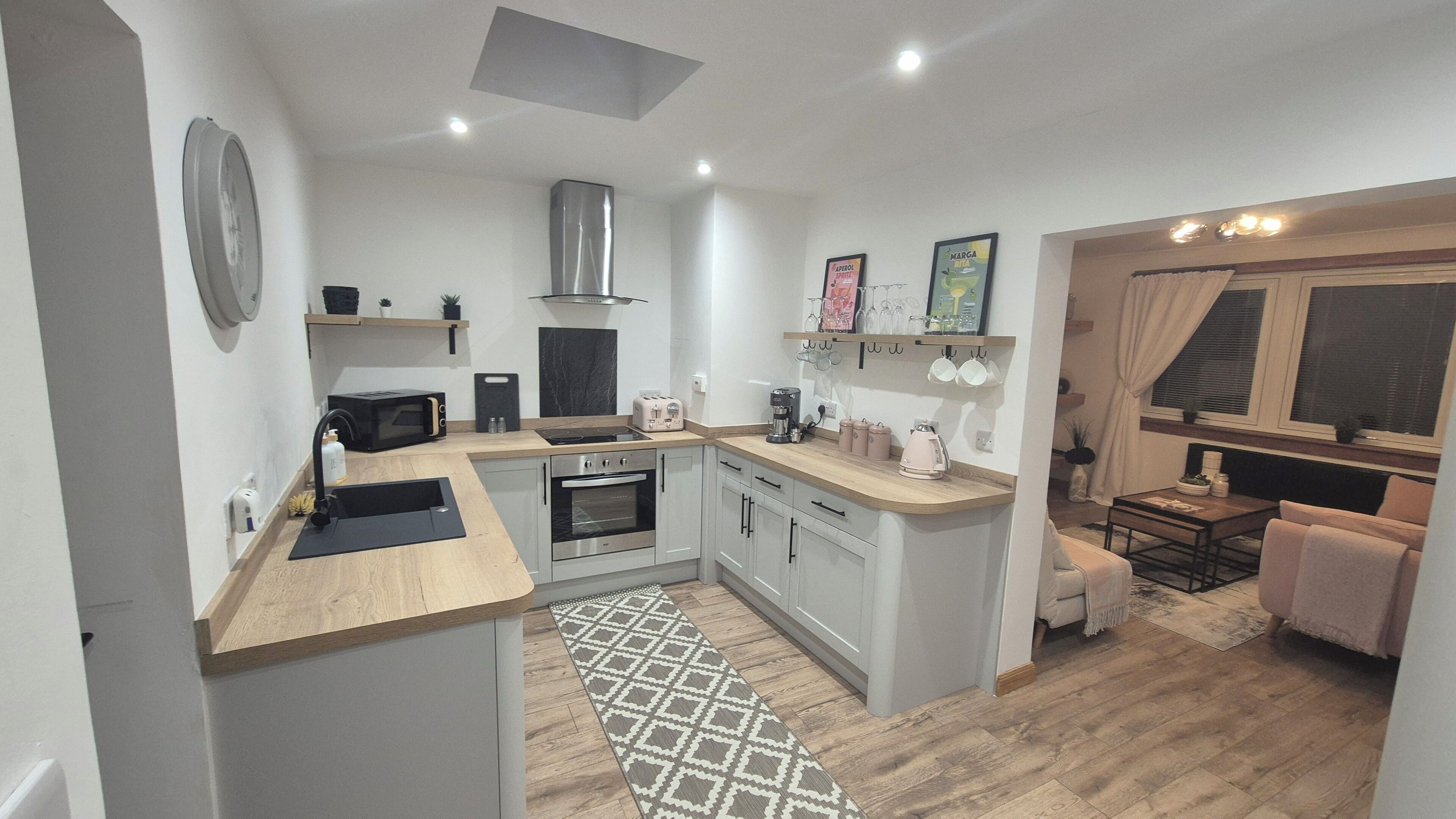 Frigorífico, microondas, horno y placa de cocina