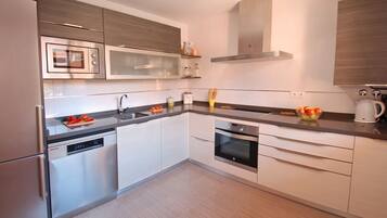 Een koelkast, een magnetron, een oven, een kookplaat